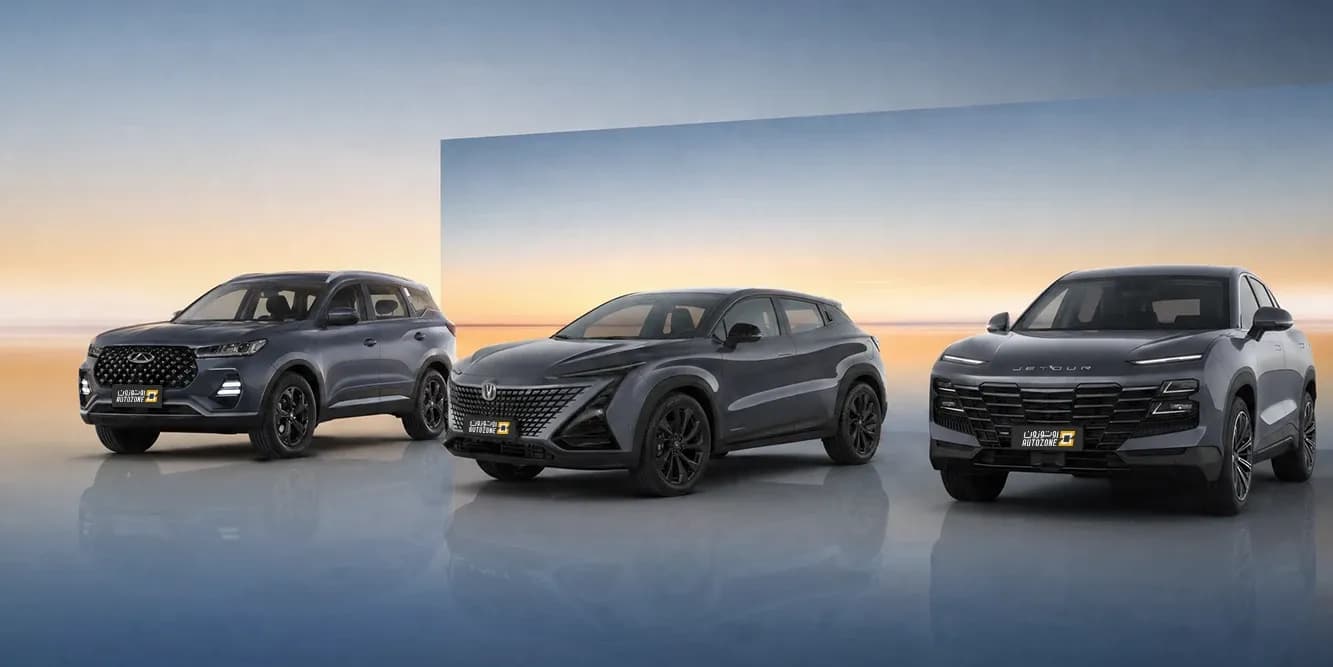 ثلاث سيارات SUV صينية من علامات مختلفة معروضة بجانب بعضها